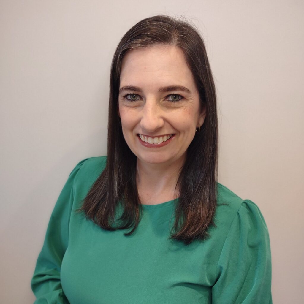 Jamile Goulart Cruz -  Especialista em Abordagem centrada na pessoa, psicopedagogia e neuropsicologia. Atua com atendimento infantil.