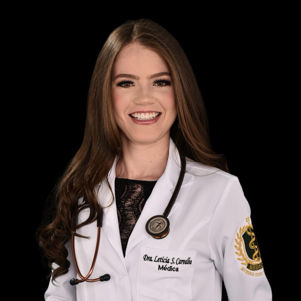 Letícia Santos de Carvalho - Médica pela Universidade  Estadual de Feira de Santana (Bahia).